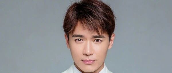 高云翔罕见发文，自称人生就是一场没有彩排的戏，要进入下一站