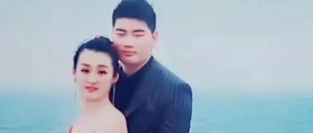 大衣哥儿媳妇陈亚男与老公和婆婆同框直播，粉丝突破50万