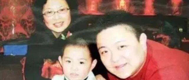 滑稽演员舒悦晒出祖孙三代的合照！网友称少做点广告就更好了