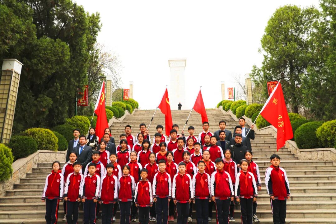 夫子学校代表重温党团队誓词