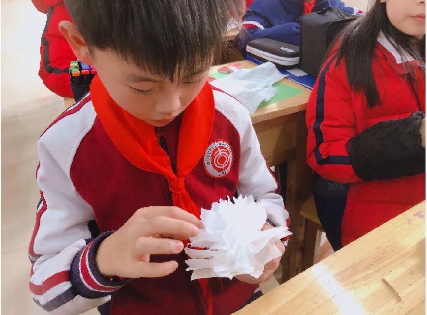 夫子学校小学部制作小花寄托哀思之情