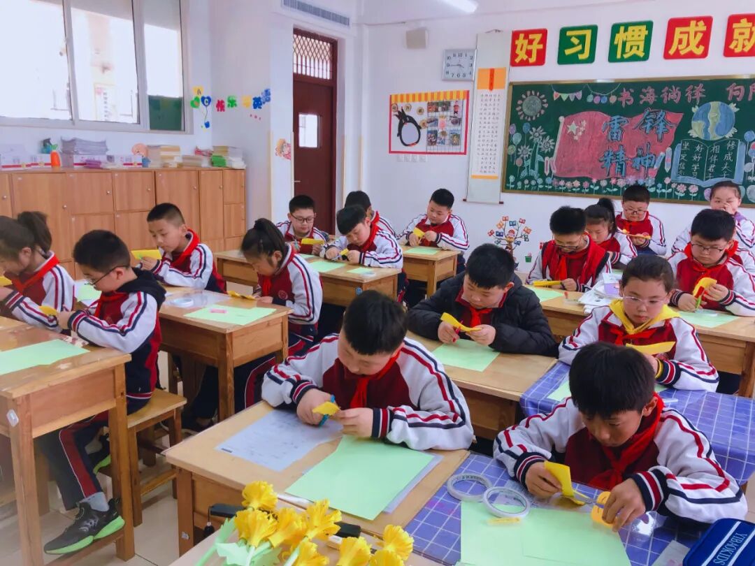 夫子学校小学部制作纸花