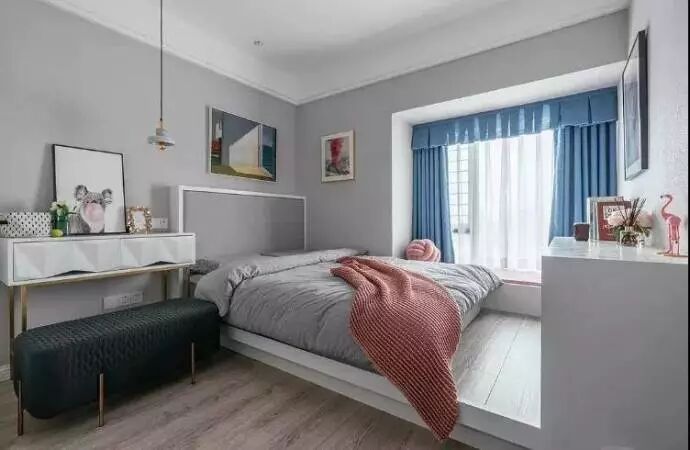 时小青的丈夫李明可以说是一穷二白,小青的家庭状况优于李明家很多