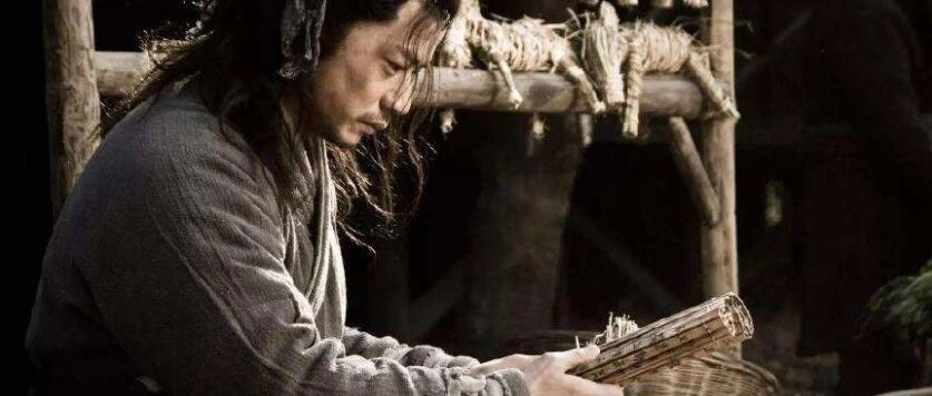 战场巨人，职场侏儒。