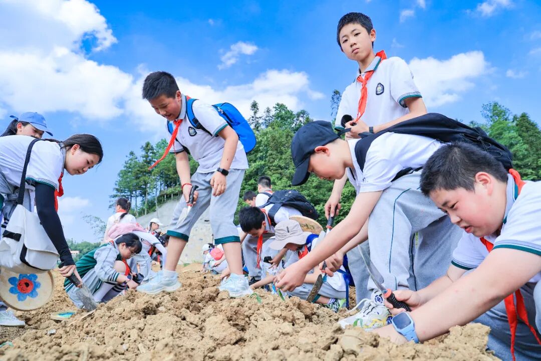 以新天二小为中心,辐射引领辖区新天四小,顺海小学,利民小学,联合开展