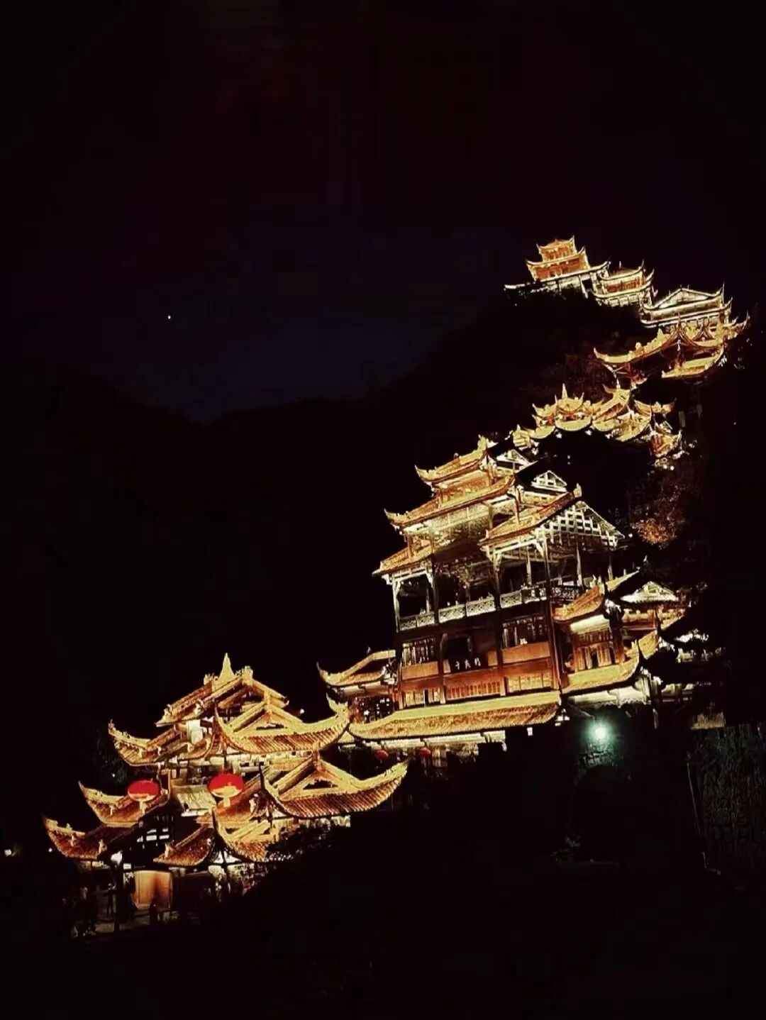 每当夜幕降临,亮灯后的九黎城美得仿佛梦中仙境,九道门和九黎宫灯火