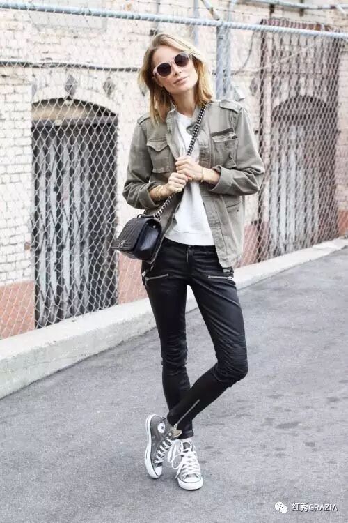 小脏鞋搭配牛仔裤自然是大家最常想到的组合,不过一定有人