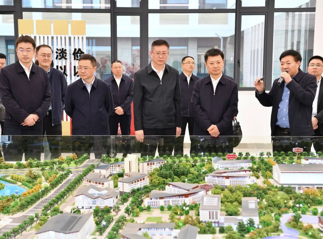 代表团先后来到合江县先市酿造食品有限公司,四川泸州白酒产业园区