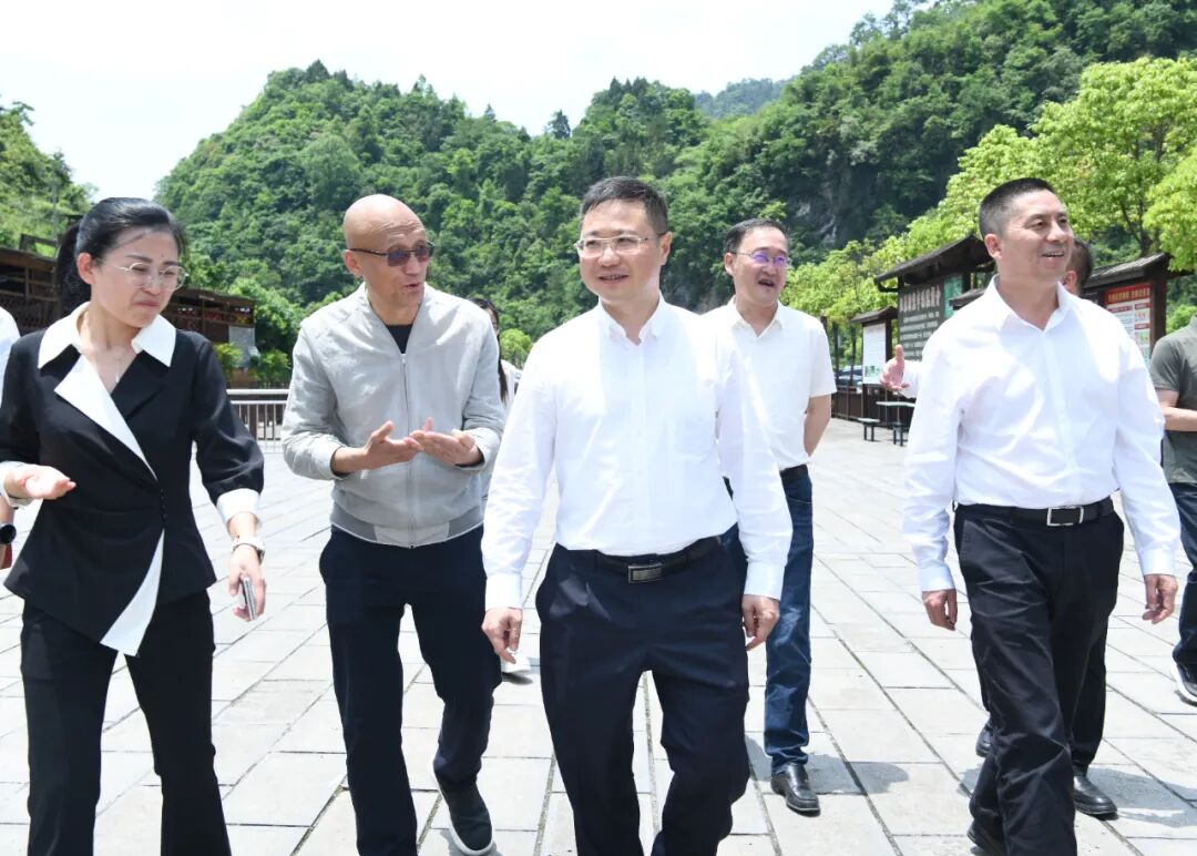 黄伟在绥阳县调研