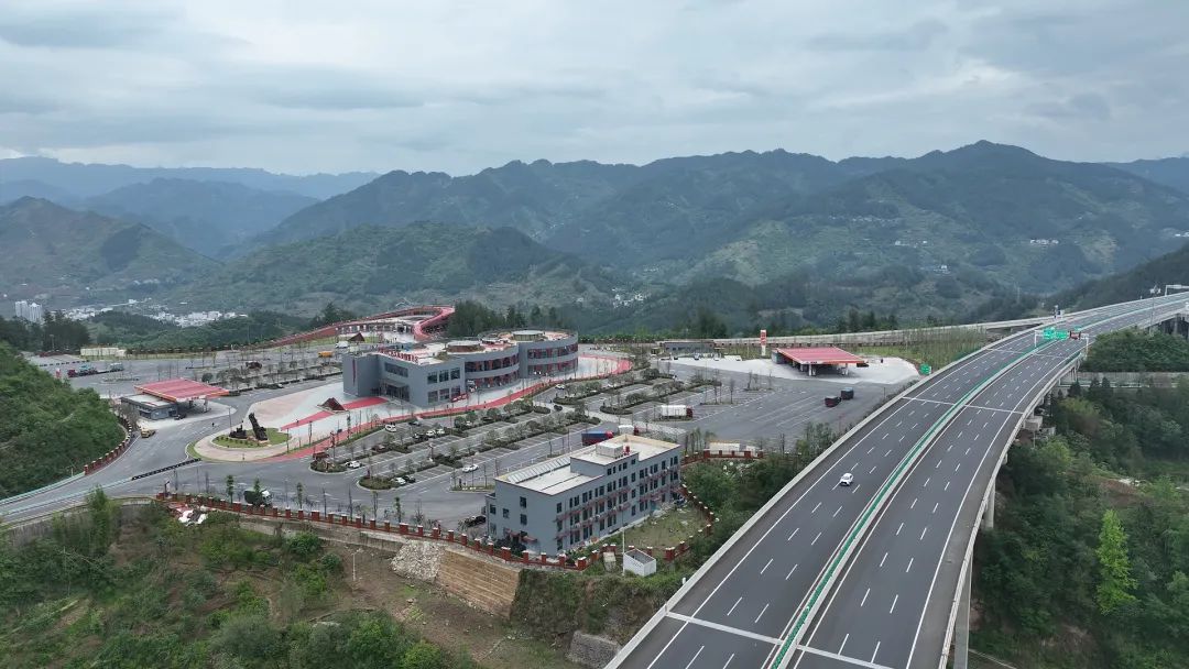 郭立辉口中的大娄山服务区位于g75重遵复线,是贵州省高速公路上首个