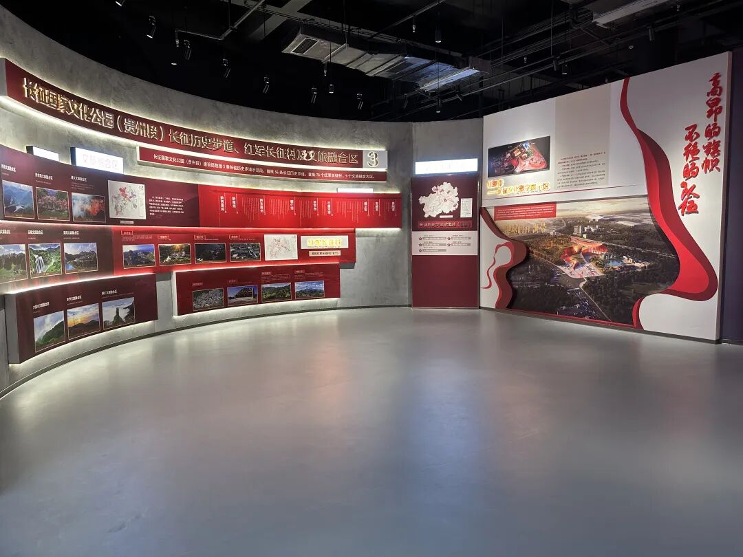 而俯瞰综合楼全貌,外形建筑形似"100".邹桃告诉记者