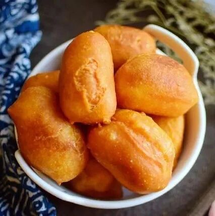 油条最新最懒最快做法，手不碰面筷子一搅一炸就成！