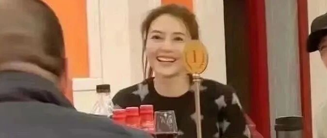 高圆圆现身开机宴，素颜自然气质优雅，穿裙子身材臃肿并不纤瘦！