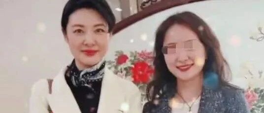 网友晒跟周涛合影，穿白色西装气质高贵，不像实际年龄那么老！