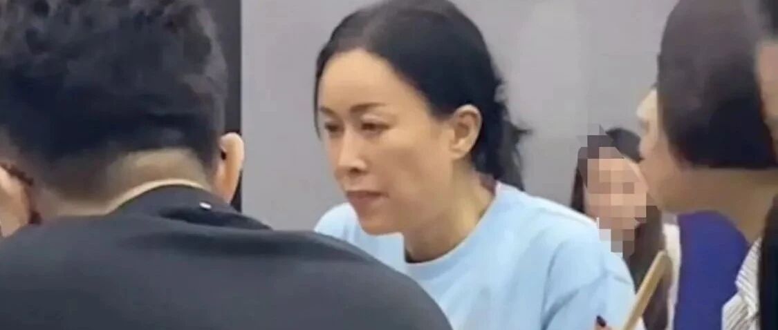 网友偶遇那英吃饭，素颜状态皮肤松弛也很黄，但起码她很真实啊！