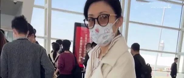 在机场拍到周涛，素颜俨然老阿姨，但50＋穿白大衣气质端庄高贵！