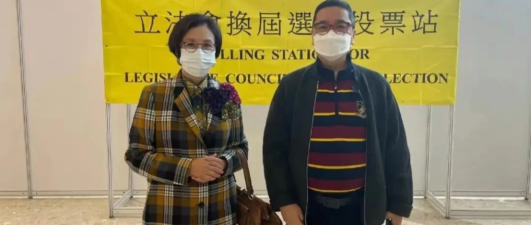 74岁汪明荃素颜沧桑，但穿大衣配阔腿裤很时髦，气质端庄高贵！