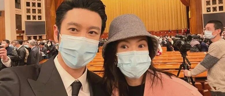 章子怡晒黄晓明合影，全程戴口罩很低调，穿粉大衣气质优雅高贵！