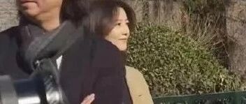 高圆圆在母校门口被拍，穿大衣气质优雅，带摄影师被当成小网红！