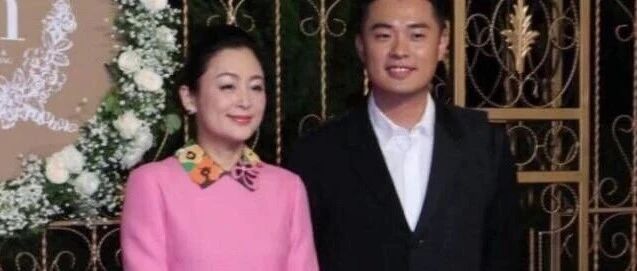 陈红老了像倪萍，但气质可不如倪萍，刻意扮嫩没有自然老去优雅！