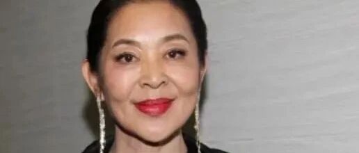 倪萍化浓妆装年轻，但满脸皱纹减肥也不漂亮，勾腰驼背是老奶奶！