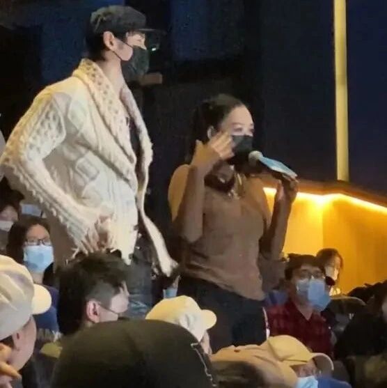 钟丽缇看电影被拍，穿紧身衣挤出线，弯腰露肉老公赶紧扯衣服遮！