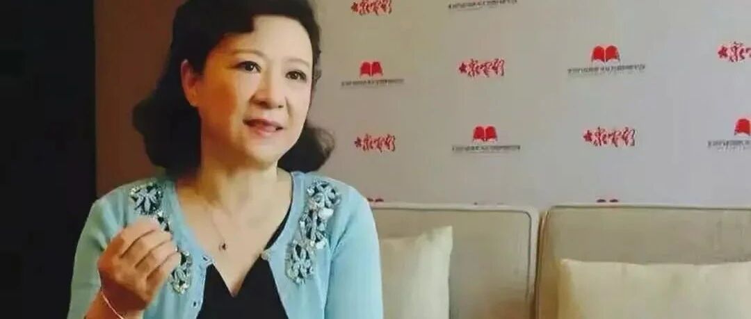 明星不装才漂亮，72岁王馥荔满脸皱纹和黄斑，自然真实气质温婉！