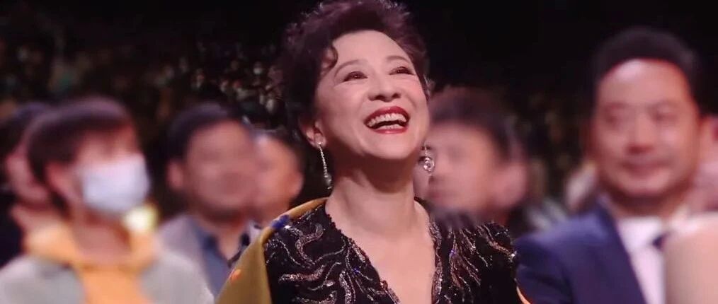 王馥荔现身金鹰节，穿黑色礼裙端庄有气质，71岁一样漂亮！