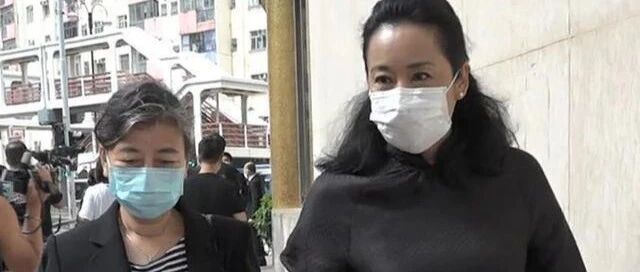 朱玲玲老了气质更高级，穿旗袍裙搭平底鞋，优雅又贵气！