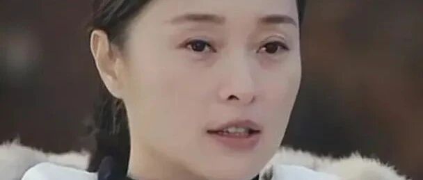 吴越接受采访，脸干净清爽看着舒服，眼角皱纹多大大方方不遮掩！