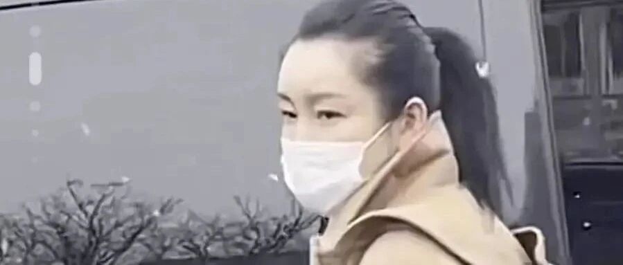 秦海璐春晚彩排素颜现身，面对镜头大大方方，挺真实一点不装！