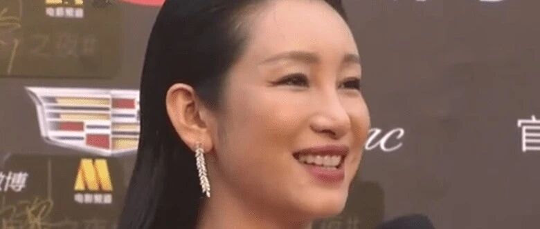 秦海璐胖得真实，走红毯腹部突出也不遮掩，这就是42岁真实身材！