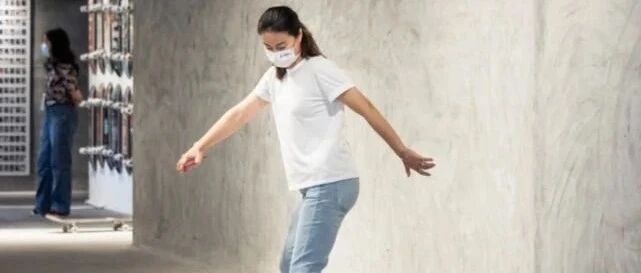 郭晶晶隔离完现身玩滑板车，梨型身材就不该穿紧身裤，腿短又粗！