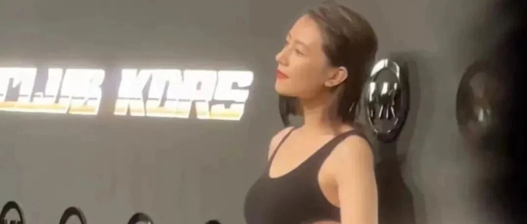 高圆圆一放生图成中年大妈，穿露背裙臀大假宽胯，身材下垂厉害！