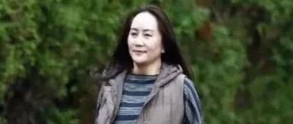 有钱人气质是装不出来的，孟晚舟老了还时髦，穿羽绒背心搭短裙！