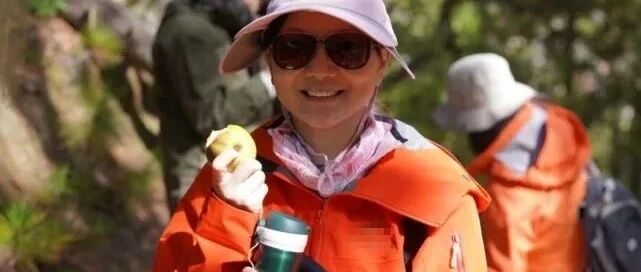 张艺谋妻子爬山的素颜照，皮肤暗黄还有斑点，但小31岁气质清纯！