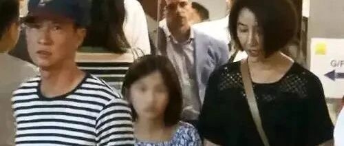 张家辉妻子剪个萝莉头，再加上真人素颜好看，56岁了还这么年轻！