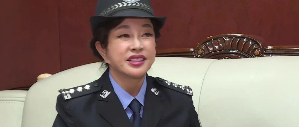 65岁刘晓庆再演戏，化浓妆掩饰皱纹，可脸都垮了还怎么装年轻？