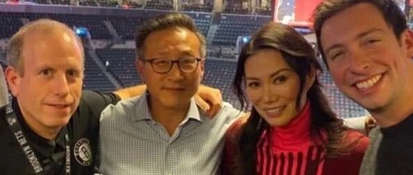 邓文迪活的很真实，跟男性友人搭肩合影，脸上皱纹明显也不修图！
