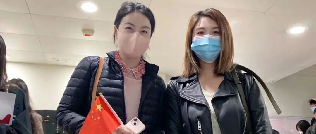 郭晶晶被素人碾压，穿棉服配紧身裤暴露腿型缺点，但不装很朴实！