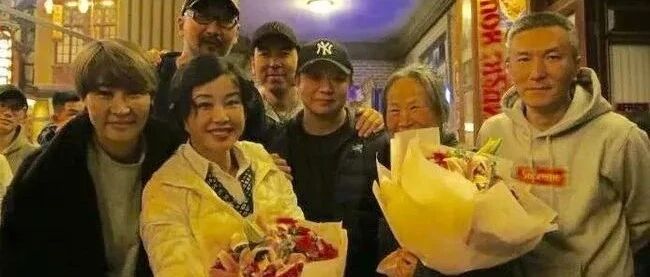 不打光真实的刘晓庆，脸肿胀老得不自然，没普通老奶奶看着舒服！