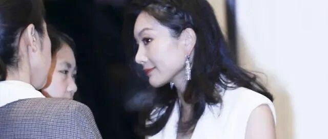 张艺谋老婆赢在年龄上，但乡土气息很浓，和巩俐不是一个级别的！