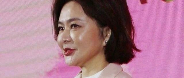 关之琳近照脸崩的好紧，但看着就是很假，58岁状态老的太真实了！