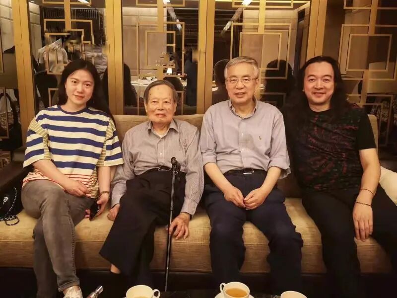 杨振宁跟好友合影,翁帆素颜干净清秀,但没了胶原蛋白老态真实!