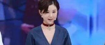 李小萌剪短发还很清秀，再穿条衬衫裙，有30岁女人的优雅知性！