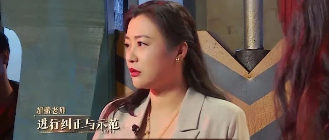 郝蕾是真真实实的胖，紧身吊带穿出水桶腰，但起码她真实不会装！