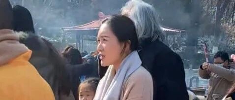 路人镜头下的杜星霖，并不光鲜亮丽，身上也没有大家闺秀的气质！