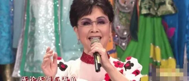 李谷一跨年唱歌，77岁盘起头发气质温婉高贵，满脸皱纹都很漂亮！