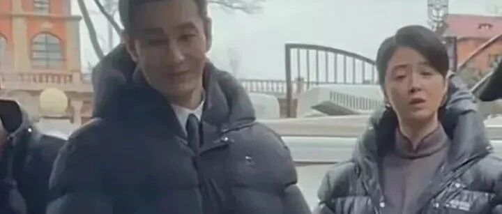 蒋欣在剧组被拍，皮肤白脸小精致，穿羽绒服就是胖点也这么漂亮！