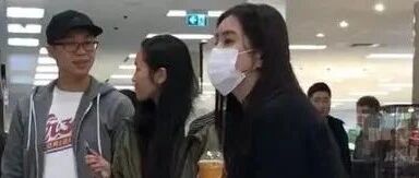 网友在温哥华偶遇王祖贤，女神一样会老，身材发福有了大妈感！